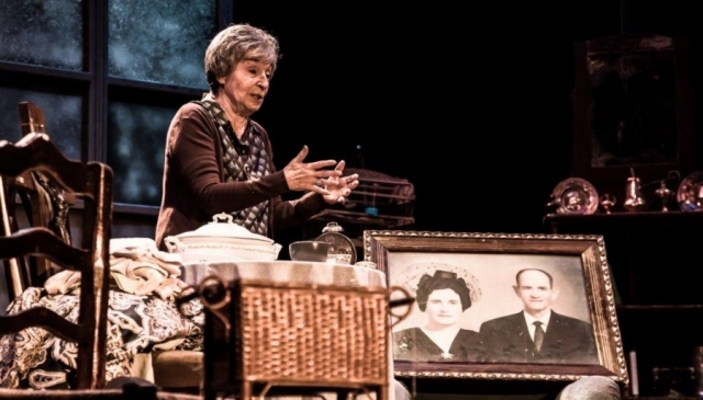 Una mujer en la ventana