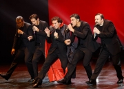 Con un Canto en los Dientes