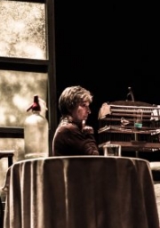 Una mujer en la ventana